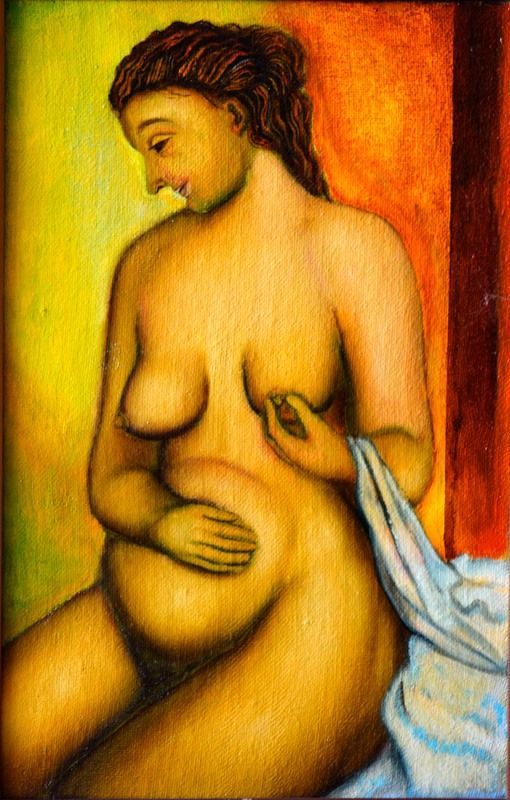 Persona embarazada sentada, tocándose el abdomen y el pecho con una toalla. Colores cálidos.