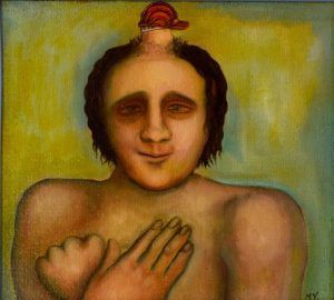 Figura sonriente con las manos en el pecho; lleva sombrero sobre la cabeza; sobre un fondo verde amarillento.