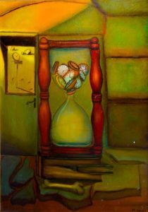 Reloj de arena con monedas en su interior, sobre un fondo abstracto verde y amarillo, al lado de una puerta.