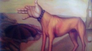 Un perro extraño con una mano humana como cabeza, con collar. Pelaje marrón, en un paisaje borroso.