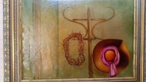 Pintura al óleo que representa una cruz, una corona de espinas y un sombrero con tela drapeada en colores apagados.