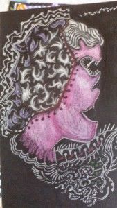 Silueta de perfil rosa, con cordones, con remolinos blancos y morados sobre fondo negro.