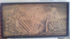 Dibujo al carboncillo, enmarcado. Representa una escena de crucifixión con figuras, una cruz y tela drapeada.