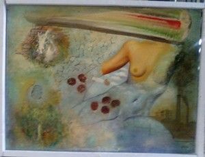 Cuadro abstracto con torso desnudo, cerezas y formas vegetales, enmarcado en blanco.