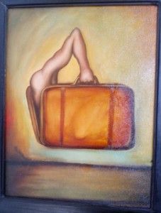 Maleta naranja sostenida por un brazo; fondo amarillo.