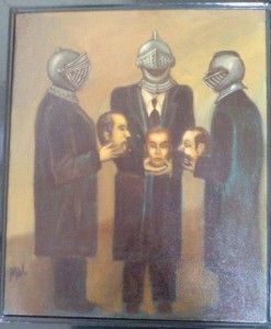 Tres hombres con trajes y cascos de caballero sostienen tres cabezas cortadas; tonos sepia.