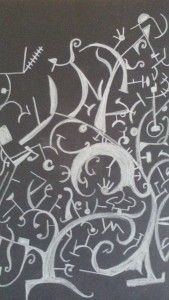 Formas abstractas blancas sobre fondo negro; líneas, remolinos y símbolos crean un diseño complejo.