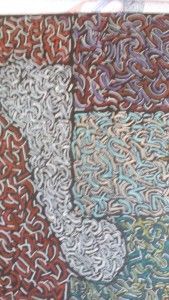 Obra de arte abstracta con formas texturizadas en blanco, rojo y azul, posiblemente una nota musical.