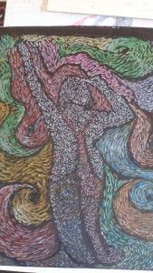 Figura abstracta con líneas fluidas y coloridas que giran a su alrededor.