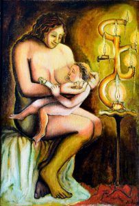 Mujer amamantando a su niño, iluminada por velas en tonos cálidos.