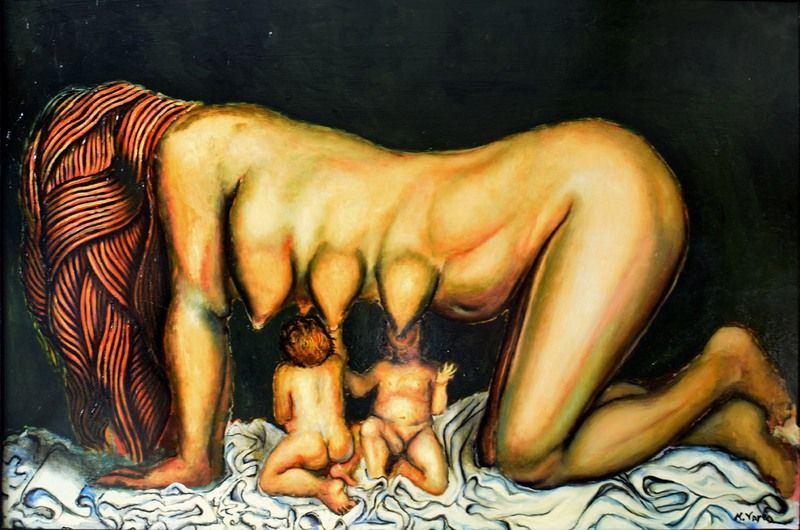 Una mujer desnuda, con cabello largo, se arrodilla sobre dos bebés, con los pechos extendidos.