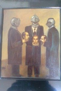 Tres figuras con trajes y cascos sosteniendo cabezas humanas separadas.