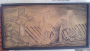 Talla en relieve en un marco oscuro