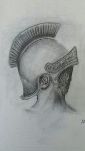 Dibujo a carboncillo de un casco griego antiguo con cresta y protectores de mejillas, sobre un fondo liso.