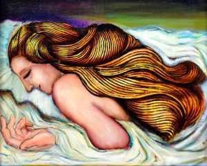 Mujer dormida en la cama, largo cabello rubio fluyendo sobre sábanas blancas, colores suaves.