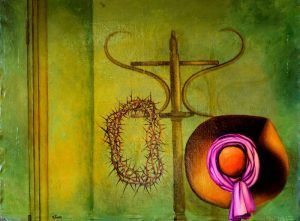 Una corona de espinas y un sombrero cuelgan de un perchero sobre un fondo verde; una bufanda morada cubre el sombrero.