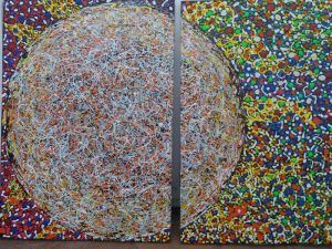 Arte abstracto de dos paneles: gran esfera hecha de hilos blancos que rodea un fondo moteado de colores.