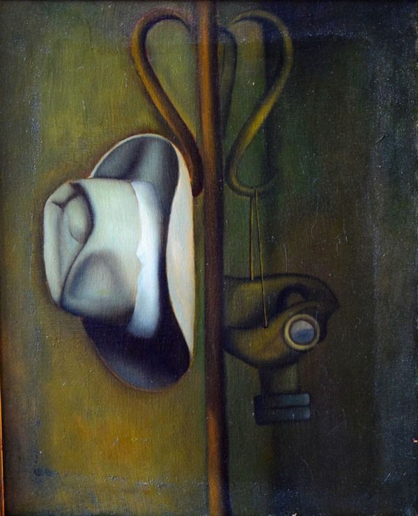 Pintura al óleo abstracta de un sombrero y una máscara de gas colgados en un estante de color dorado sobre un fondo verde.