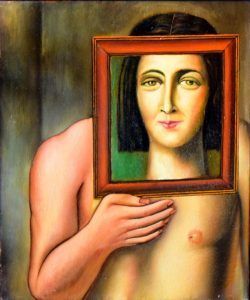 Un torso desnudo sostiene un retrato de una mujer enmarcado en rojo; un brazo se extiende hacia la izquierda.