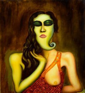 Mujer con rostro alargado y nariz espiral con vestido naranja, brazos levantados, fondo oscuro.