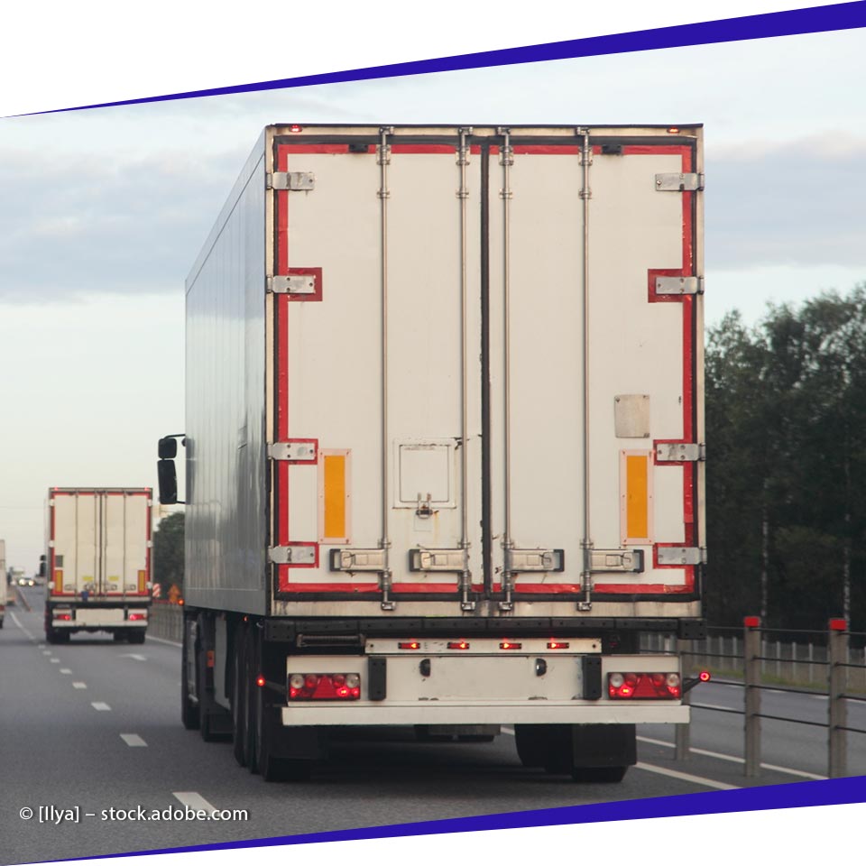 Mitarbeiter von [company_name] folgt LKW auf Autobahn