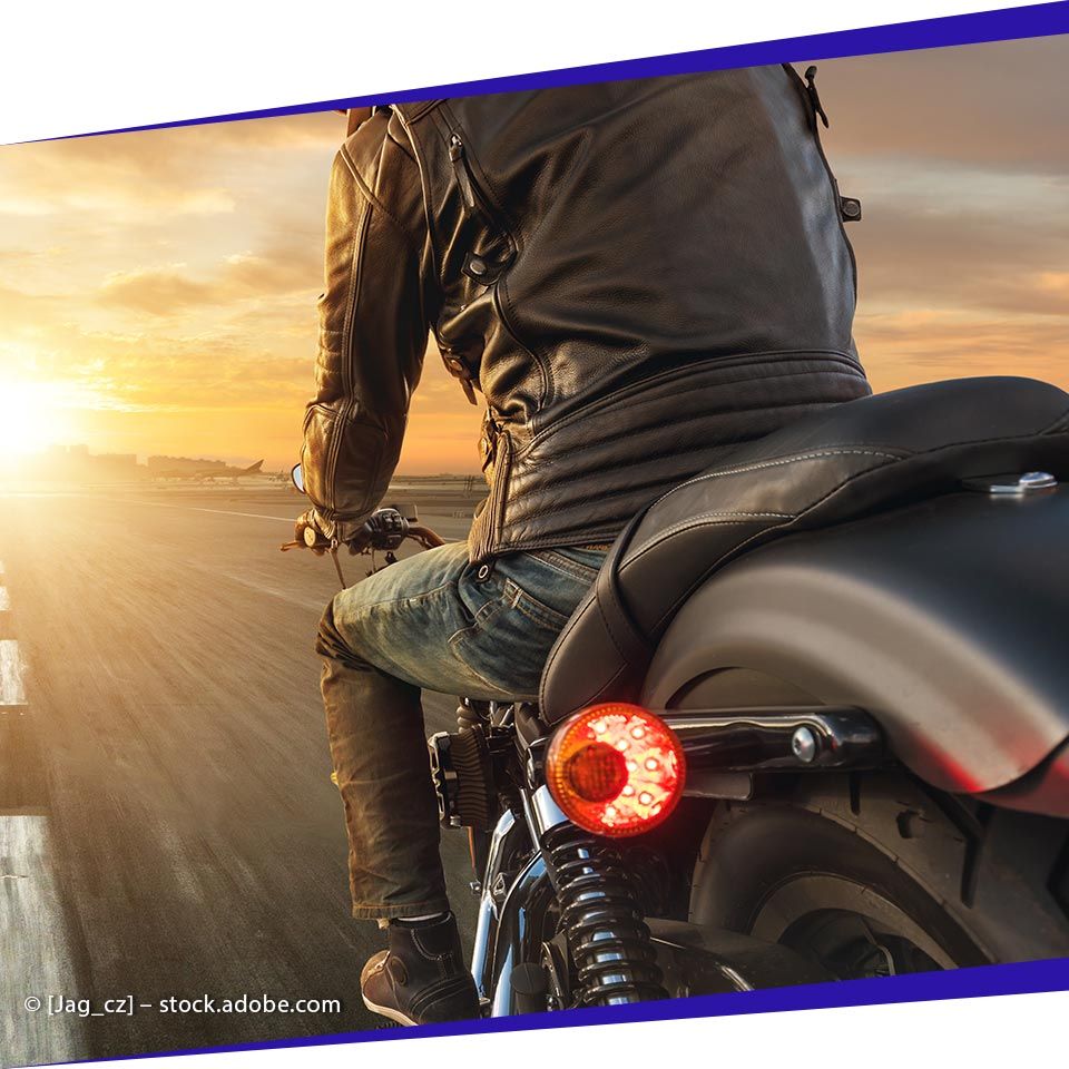 Motorradfahrer von [company_name] in der Abendsonne