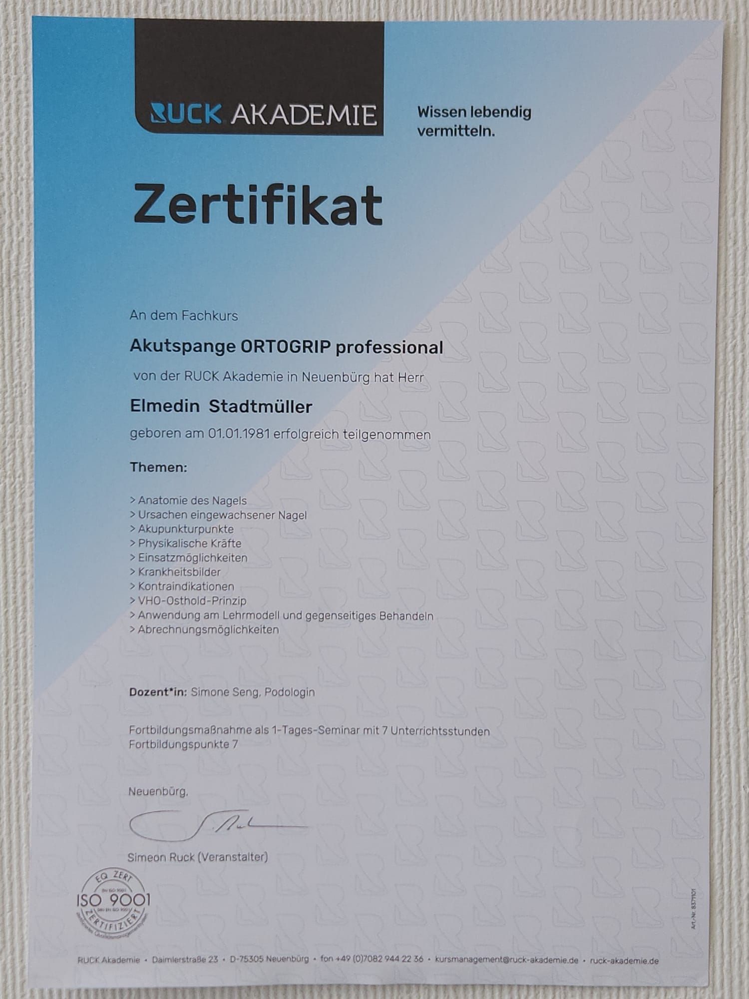 Ein blaues Zertifikat mit dem Wort Zertifikat darauf