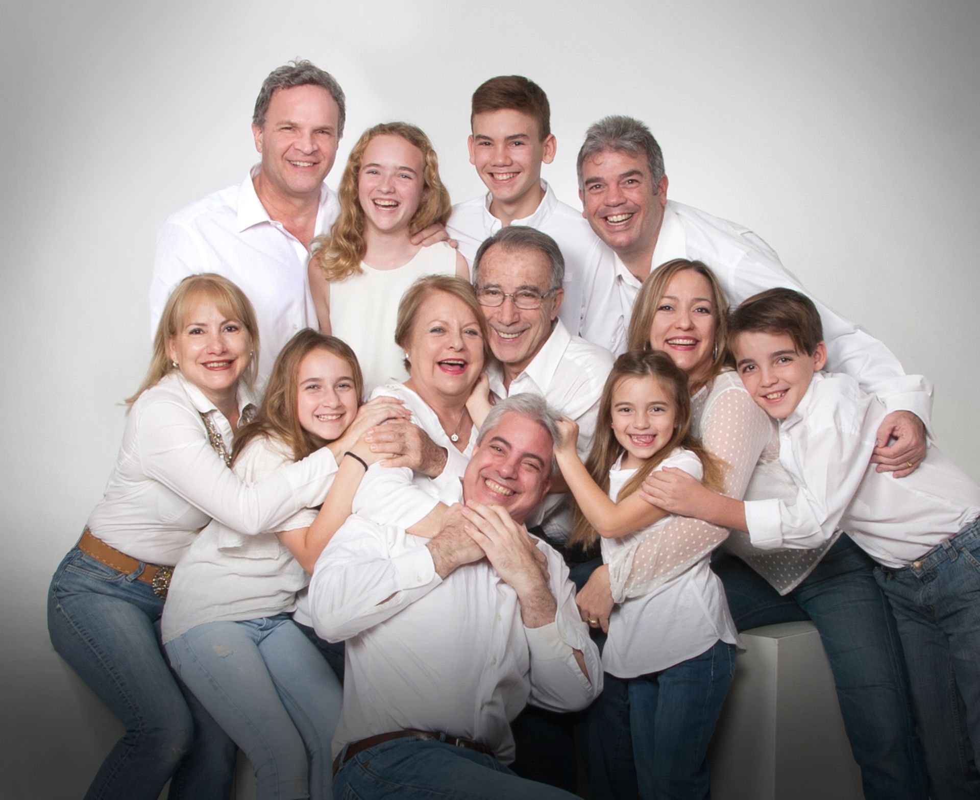 estudio fotógrafico Hoyos en Tenerife fotos de familia grande todos de blanco