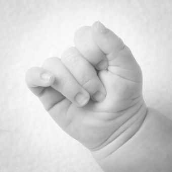Fotografia profesional tenerife hoyos foto detalle mano bebe recien nacido newborn