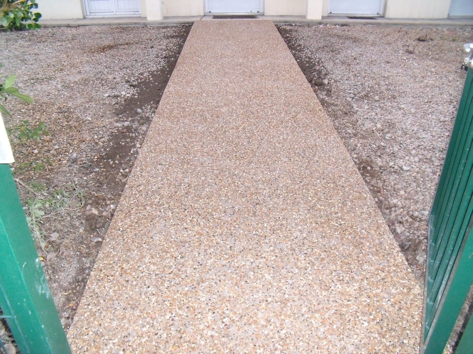 Allée en béton désactivé