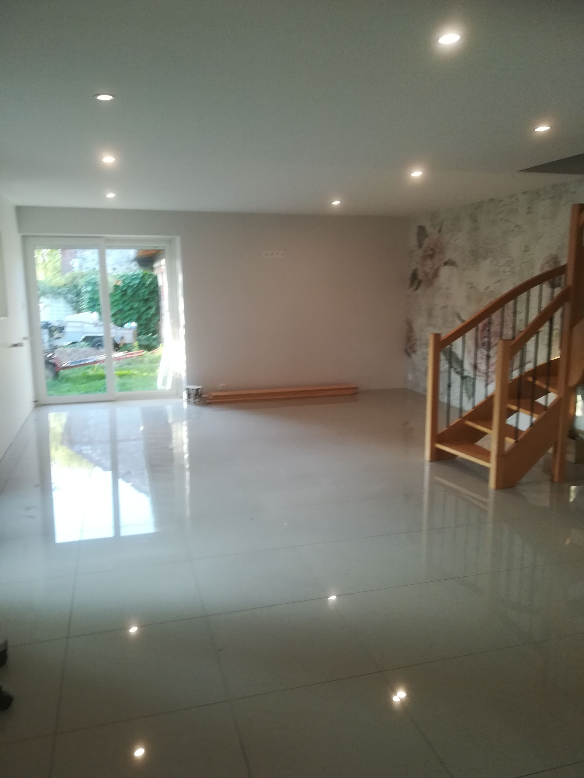 Pièce intérieur carrelée avec un escalier