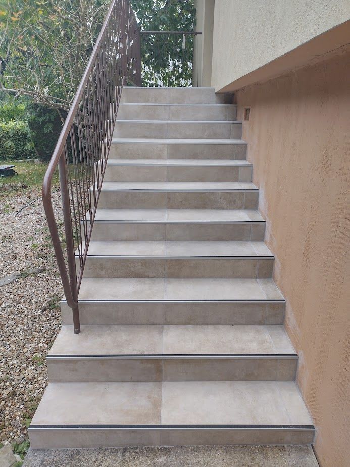 Terrasse extérieure finie dans un jardin