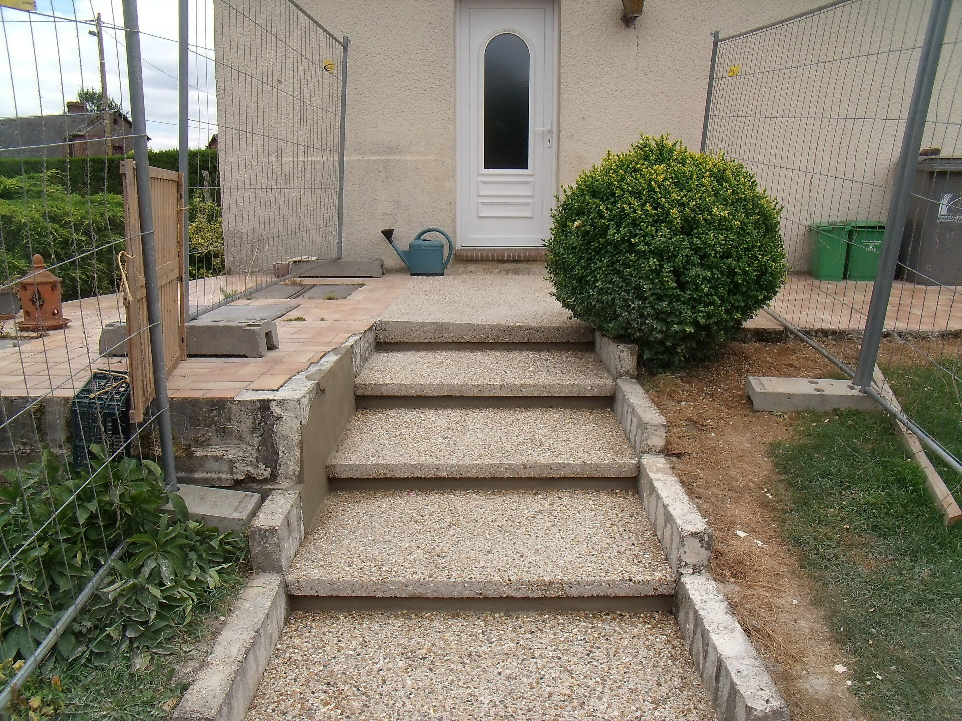 Escaliers extérieurs en gravillons lavés