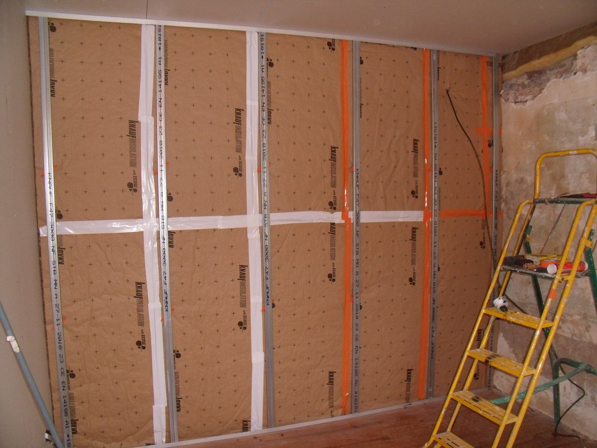 Travaux d'isolation intérieure sur un mur