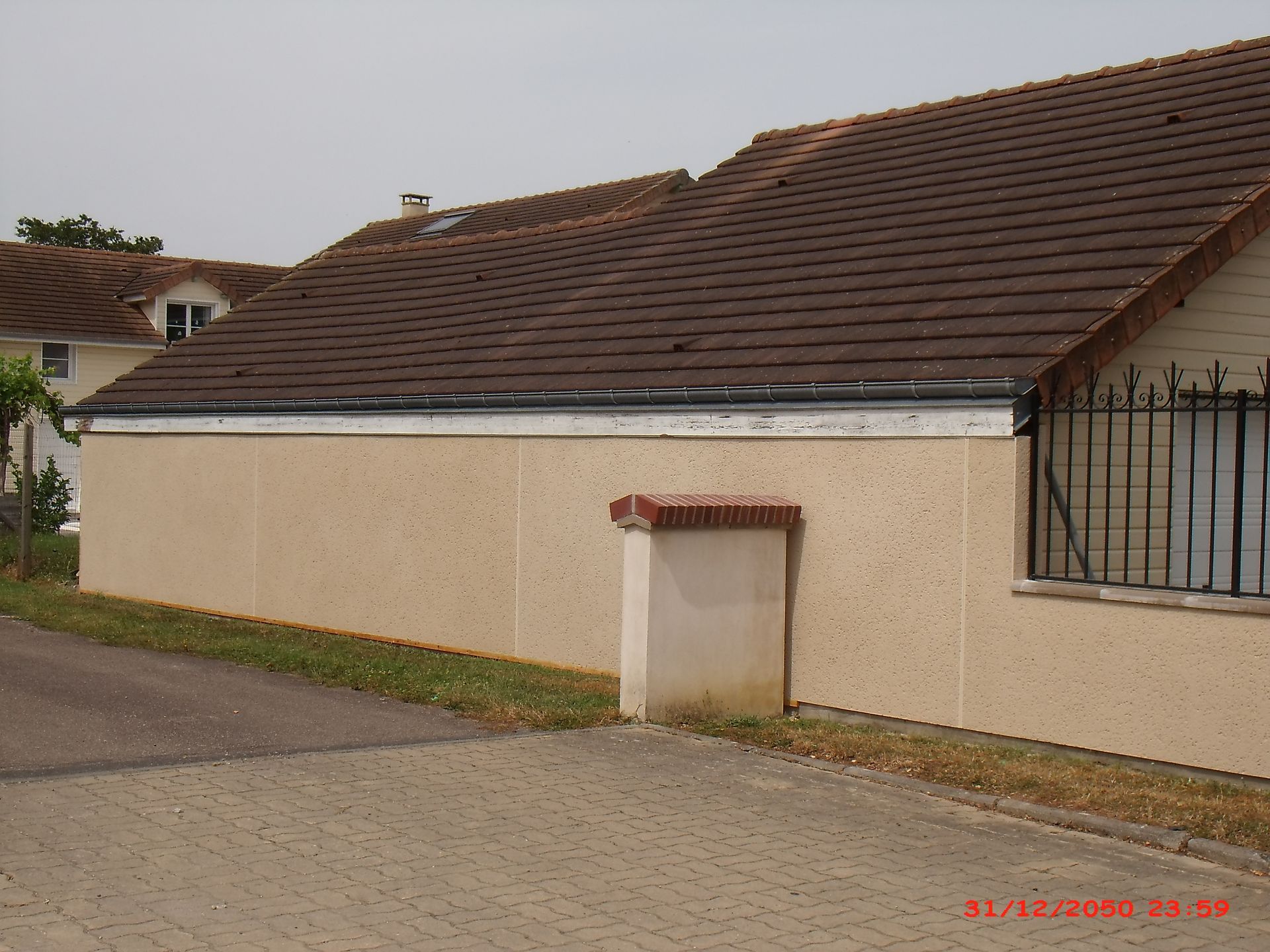 Rénovation d'une façade de maison avec une allée de garage