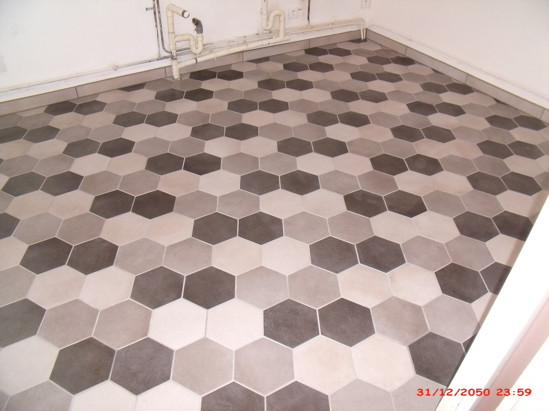 Carrelage au sol motif hexagones gris