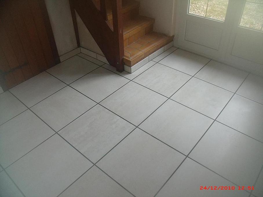 Carrelage carré classique au sol