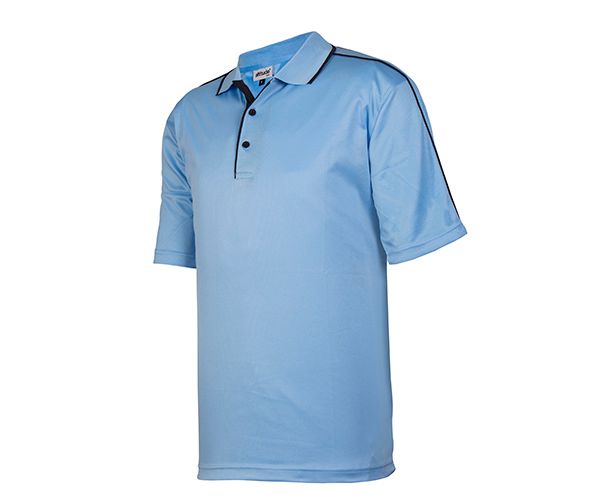 Camisa polo azul-clara de manga curta com gola e carcela de três botões.