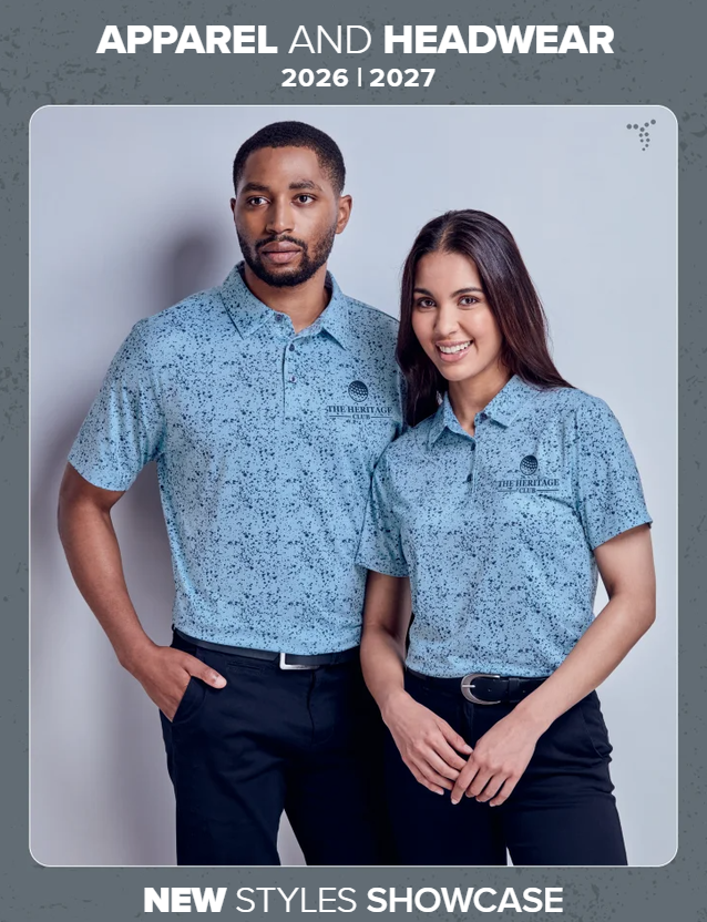 Duas modelos vestindo roupas e chapéus com estampas azuis posaram para uma apresentação das novas tendências de 2026–2027.