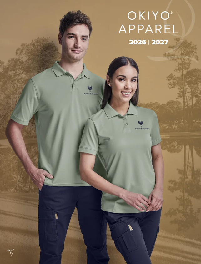 Duas modelos vestindo polos verde-sálvia e calças azul-marinho posando para o catálogo 2026/2027 da Okiyo Apparel.