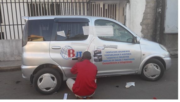 Uma van branca com o logotipo 