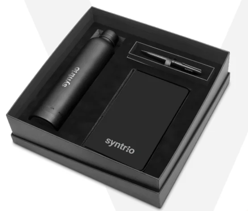 Letreiros de néon da UltraGear e da Logitech em uma parede verde em um estande de exposição, com iluminação roxa acima.
