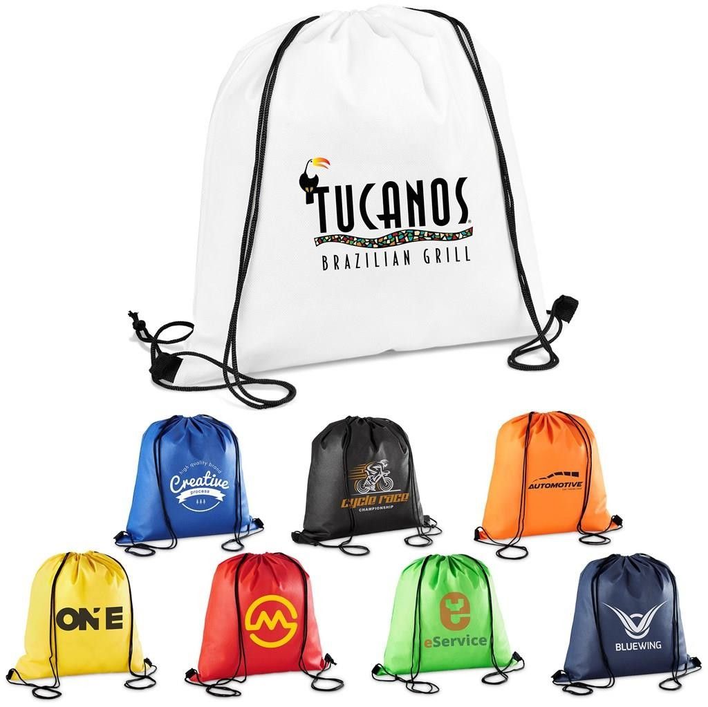 Sacola branca com cordão e o logotipo “TUCANO” acima de seis mochilas coloridas com cordão abaixo.