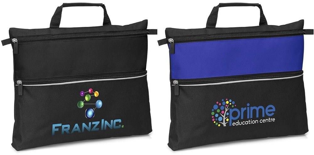 Duas sacolas de compras pretas e azuis com alças e logotipos estampados, lado a lado.