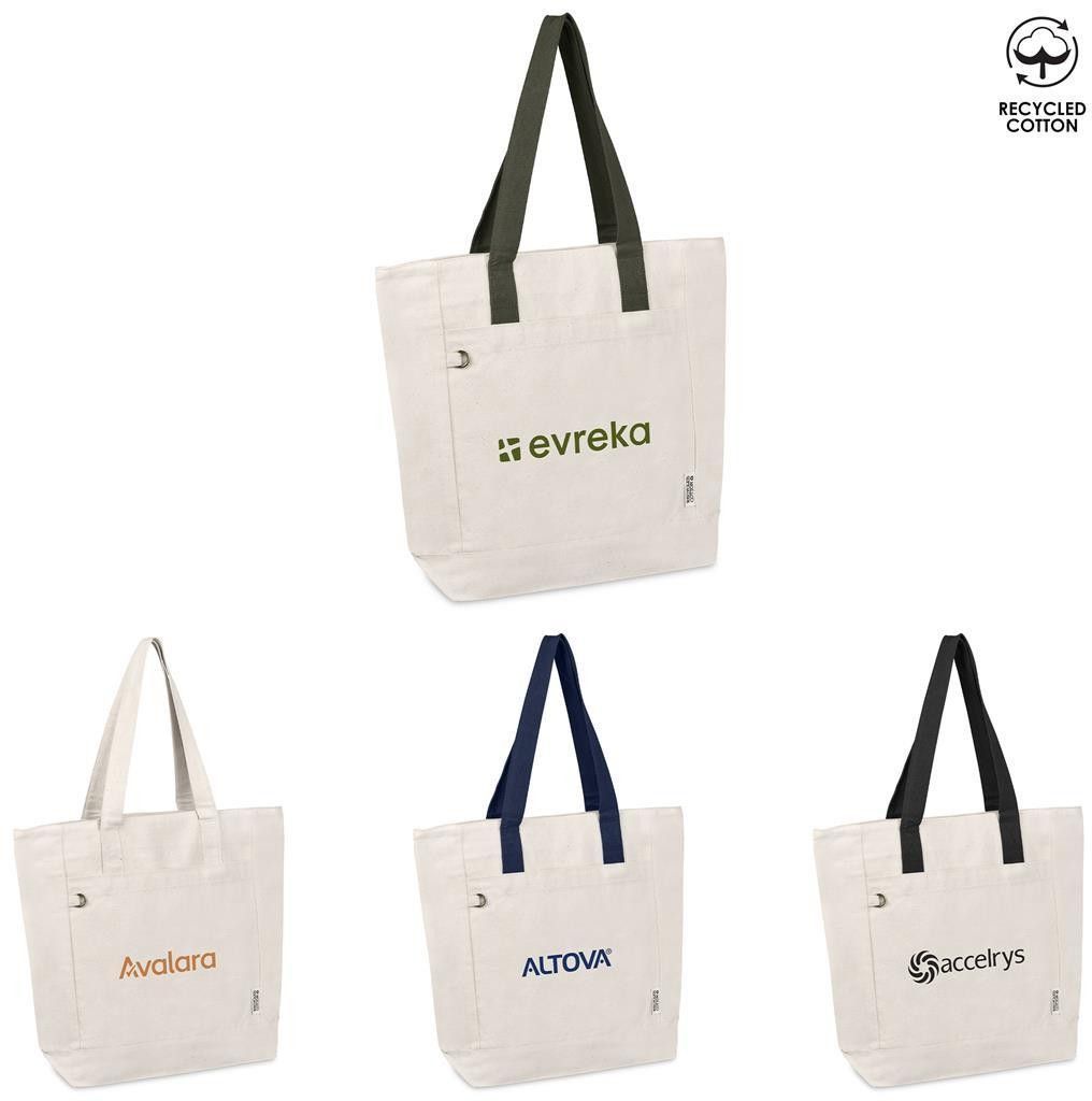 Três sacolas de pano brancas com alças escuras, cada uma com um logotipo diferente estampado.
