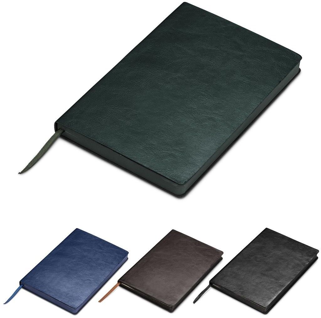 Dois cadernos de couro preto com marcadores de fita e três variantes de cores menores abaixo: azul, marrom e cinza.