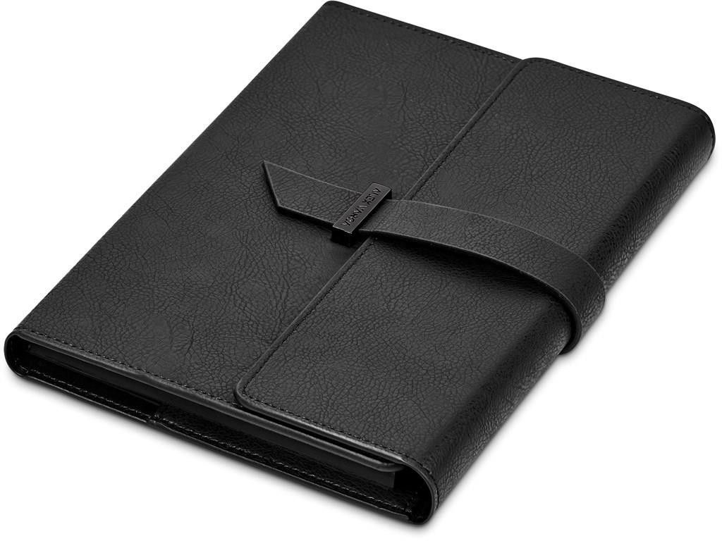 Caderno de couro preto com fecho de tira sobre fundo branco