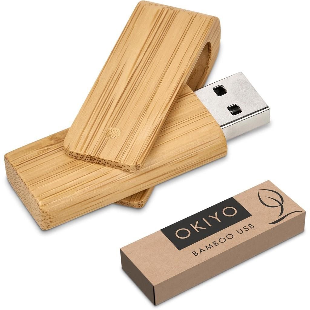 Pen drive USB ecológico de bambu com embalagem de papelão personalizada sobre fundo branco.