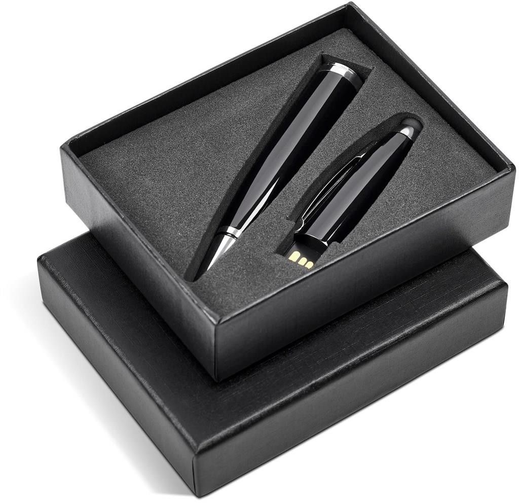 Caneta preta e pen drive USB em uma caixa de apresentação preta texturizada