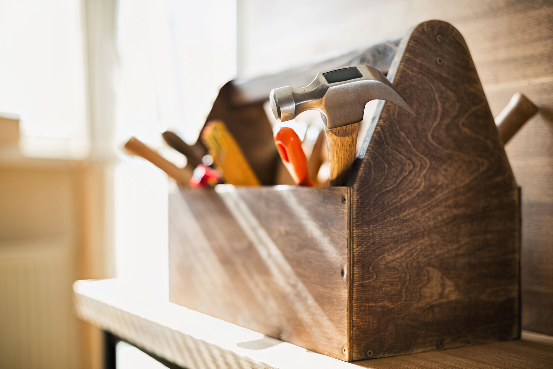 Alter Handwerkerkoffer mit Werkzeug